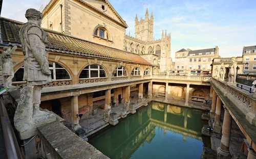 Tour en autobús turístico por Bath Autobús descapotable en los Baños Romanos de Bath